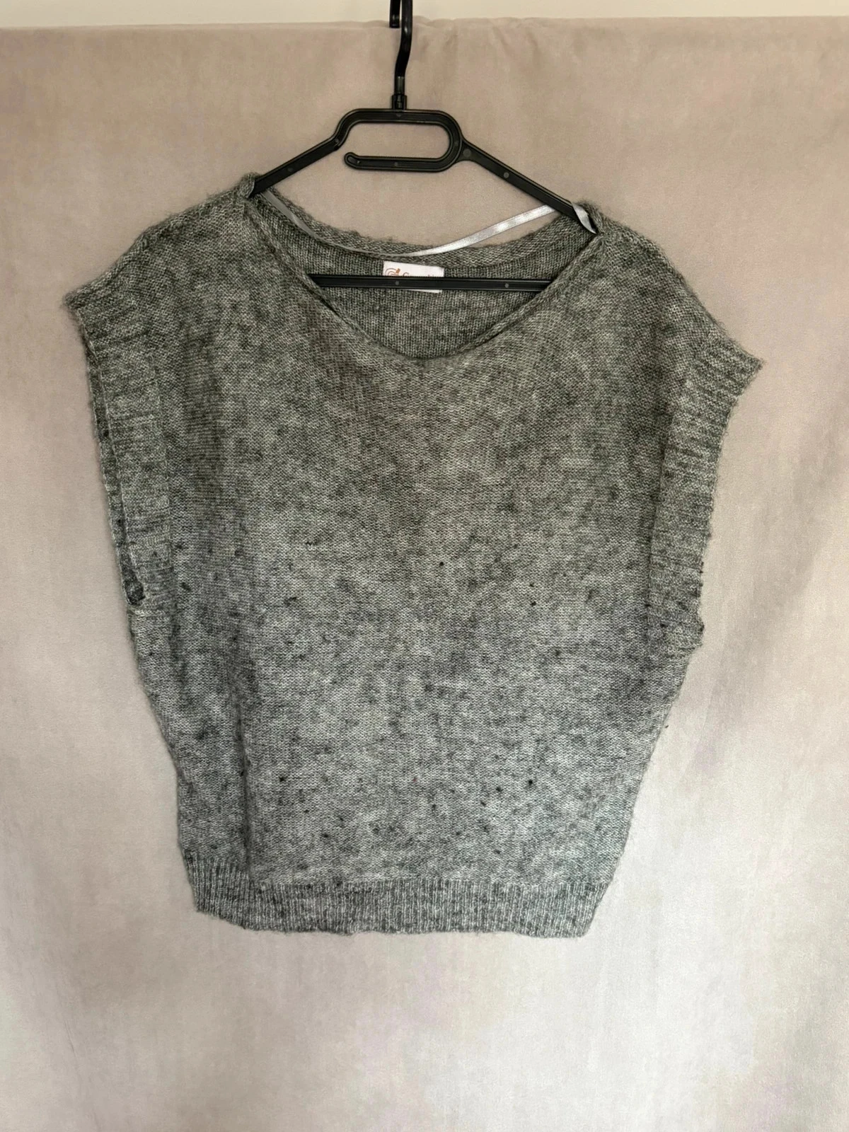 Joli pull léger gris sans manche